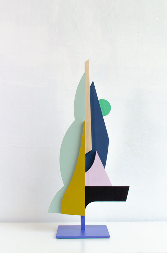 Sculpture contemporaine Reversible 04 par The Feebles, bois peint, couleurs jaune, vert, bleu et noir, socle bleu métallique, Galerie Maison Sanat