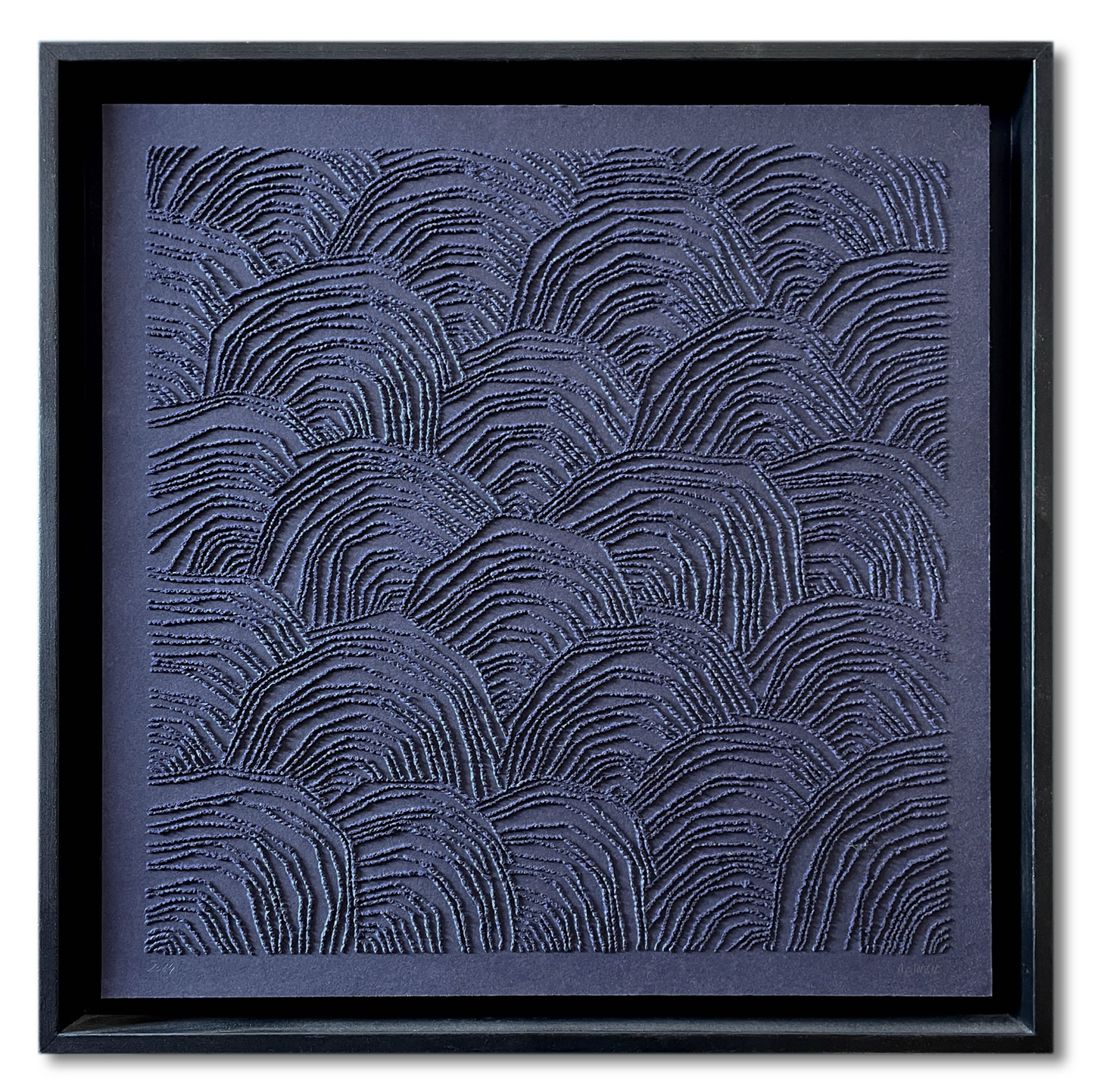 Œuvre « Dunes bleues » d’Antonin Anzil, pointe sèche sur papier bleu nuit, 42x42 cm, 2025, encadrée – Maison Sanat.