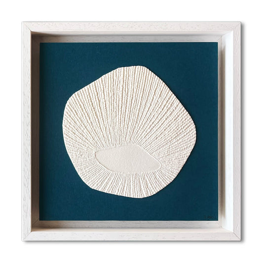 Œuvre « Oursin » d’Antonin Anzil, pointe sèche sur papier blanc découpé sur fond bleu, encadrée – Maison Sanat.