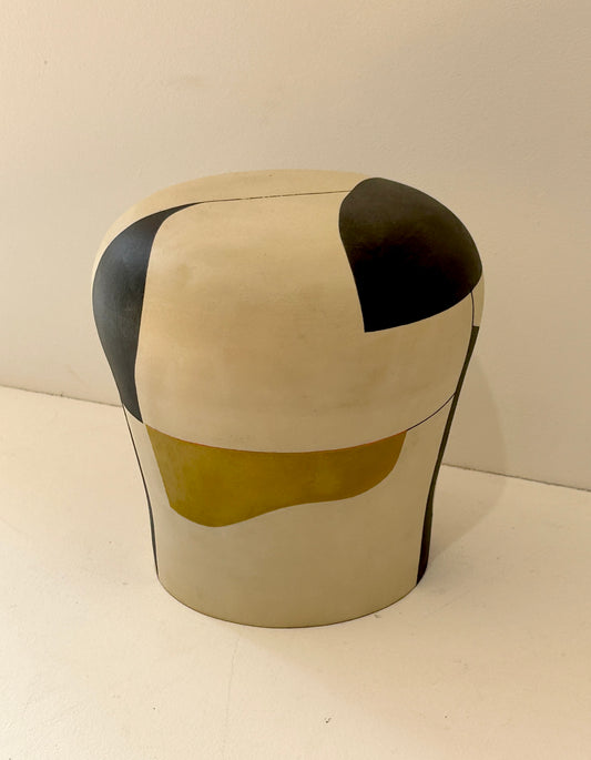 Céramique contemporaine Amarre 2 par Audrey Noël, pièce unique en noir, crème et doré, façonnée et peinte à la main, Galerie Maison Sanat