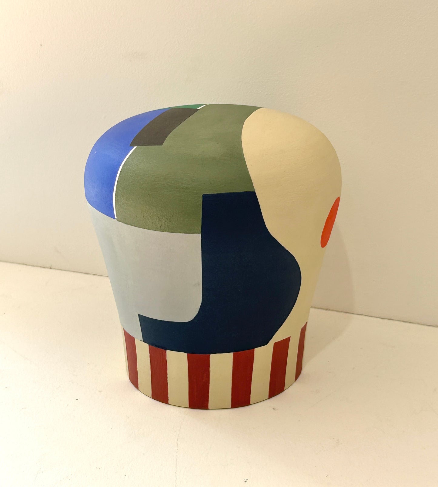 Céramique contemporaine Amarré 1 par Audrey Noël, pièce unique peinte à la main avec motifs géométriques et couleurs vert, bleu, rouge et crème, Galerie Maison Sanat