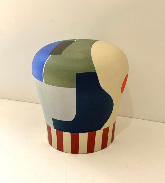 Céramique contemporaine Amarré 1 par Audrey Noël, pièce unique peinte à la main avec motifs géométriques et couleurs vert, bleu, rouge et crème, Galerie Maison Sanat