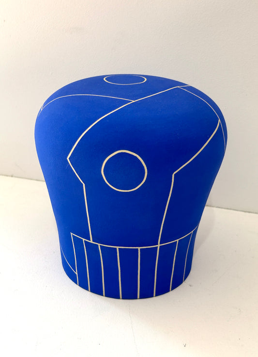 Céramique bleue contemporaine signée Audrey Noël, décorée de lignes blanches. Disponible à la galerie Maison Sanat située aux Portes en Ré.