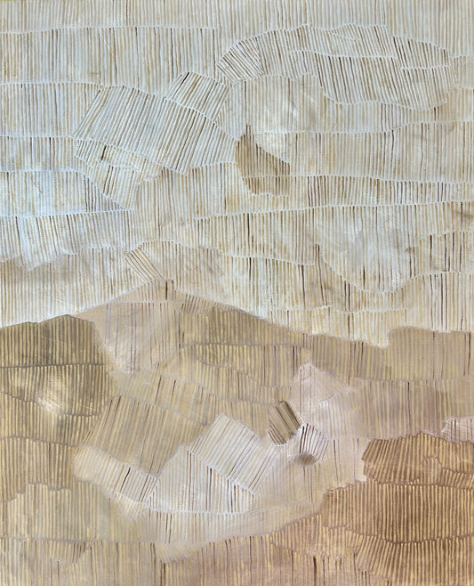 Peinture contemporaine abstraite de LABB intitulée “Golden Hill”, aux tons crème et or, exposée à la galerie Maison Sanat, Île de Ré.