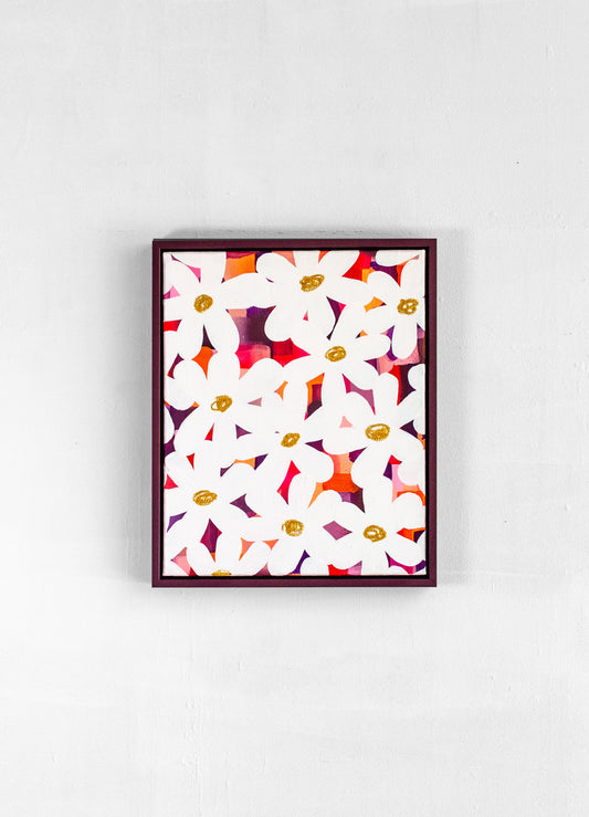 Peinture contemporaine Petit Attachement #2 de The Feebles – fleurs blanches sur fond rouge et violet avec cœurs dorés.