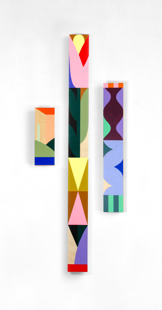Œuvre murale Flottants par The Feebles, trois modules en bois de bouleau peints, abstrait géométrique, Galerie Maison Sanat, Île de Ré