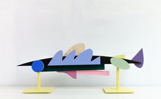 Sculpture contemporaine Reversible 09 par The Feebles, bois peint aux couleurs bleu, violet, vert et jaune, socles métalliques jaunes, Galerie Maison Sanat