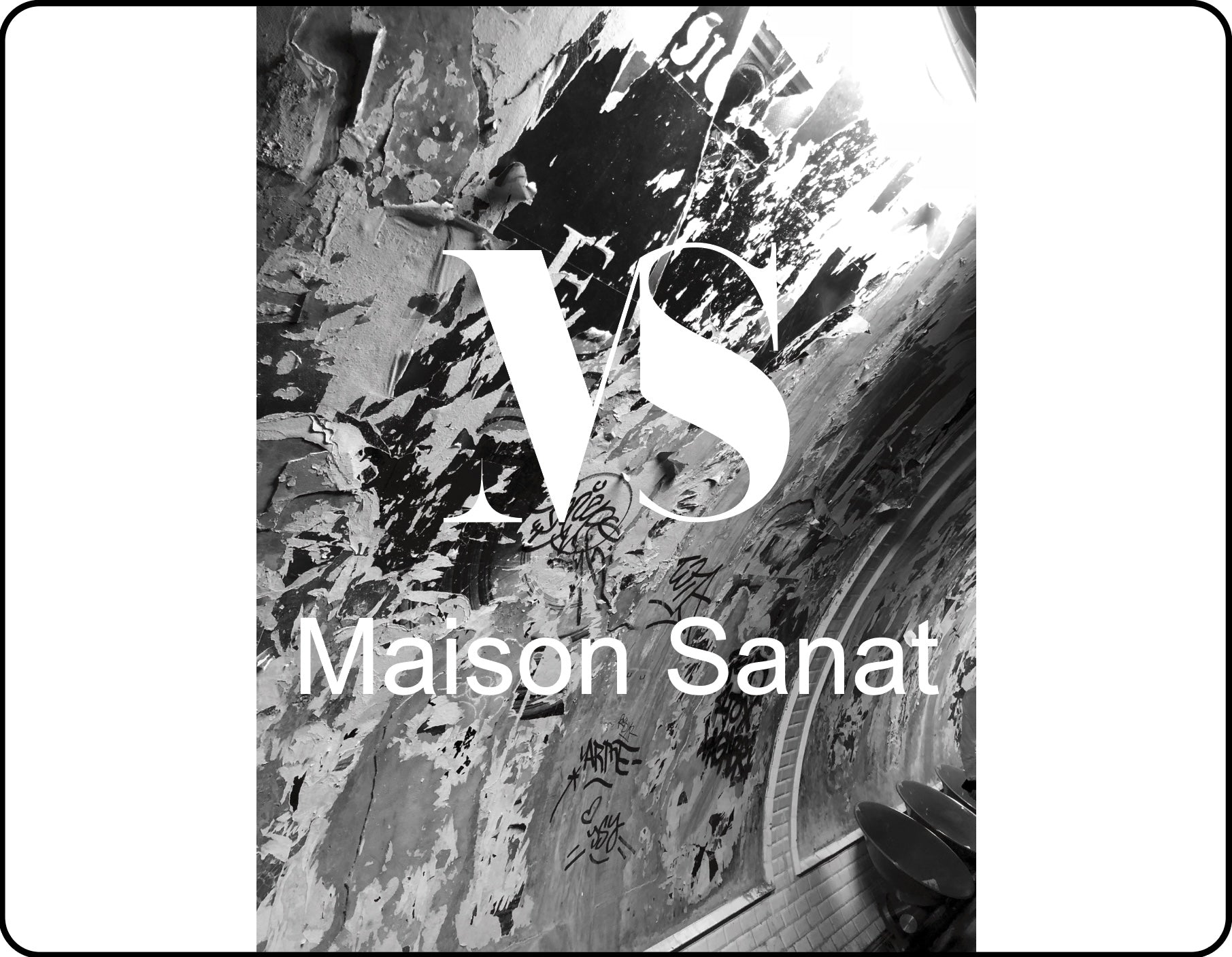 Recto de la carte cadeau Maison Sanat. Le logo MS et l’écriture maison sanat sont en blanc au premier plan d’une photographie prise par Bruno Candir dans le métro parisien. L’image montre les encarts publicitaires du métro avec les affiches déchirées. La photo est en noir et blanc.